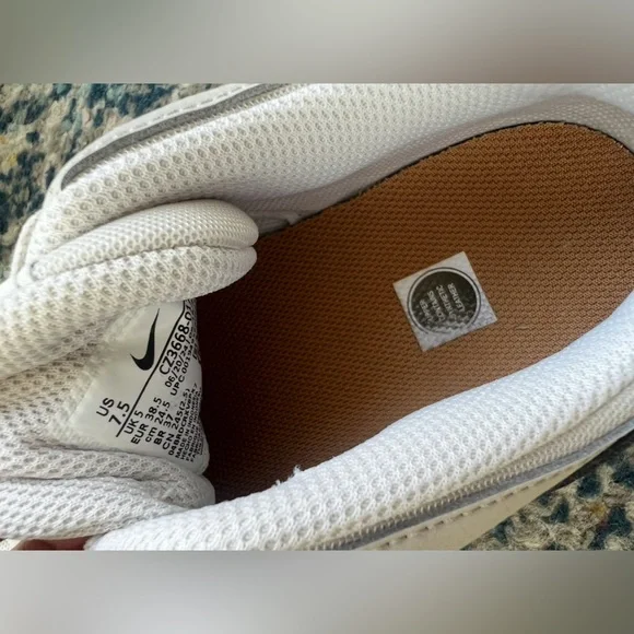 Nike Legend Essential Premium 2 Women’s Sneakers — size 7.5 - Picture 5 of 5